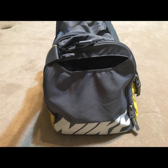 Nike livestrong gym large duffle bag - Picture 4 of 5